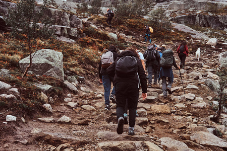 一群徒步旅行者背包, 跟踪在山上