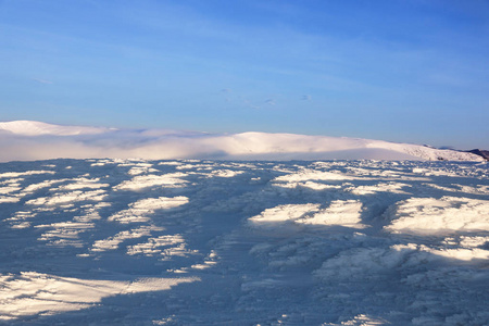 冬日美丽的雪山山峰