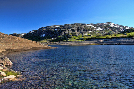 挪威湖泊挪威斯堪的纳维亚山脉的清澈水