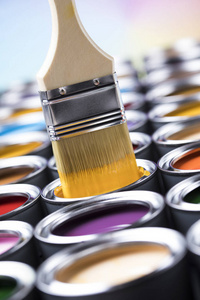 金属锡罐用彩色油漆和画笔