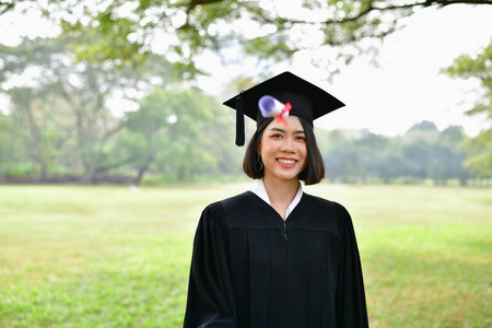 亚洲学生单人学士图片