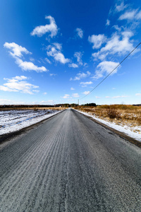 白雪覆盖的雪冬路