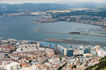 鸟瞰城市和机场跑道直布罗陀和西班牙 La 式镇在背景