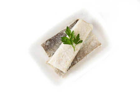 盐渍干鳕鱼在白色背景上分离。典型的复活节食物