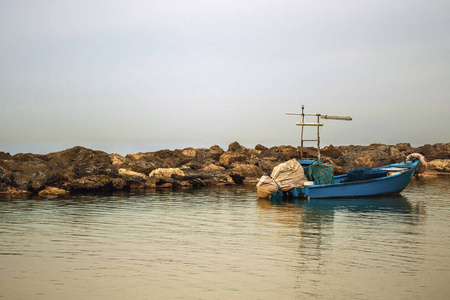 老蓝色渔船在海, Sironit 海滩, Netanya, 以色列。中性色调。安静和放松的心情