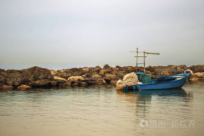 老蓝色渔船在海, Sironit 海滩, Netanya, 以色列。中性色调。安静和放松的心情