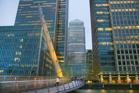 伦敦，英国2014 年 6 月 14 日 在黄昏，著名的摩天大楼在黄昏时分的伦敦金融区金丝雀码头