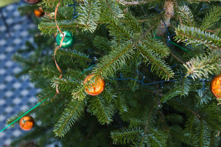 美丽的彩色装饰圣诞树。假期背景