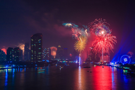 在夜间的曼谷市