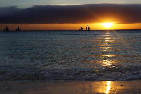 帆船上夕阳的大海和天空背景