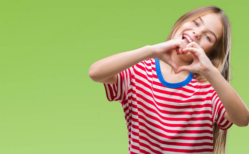 孤独心年轻美丽的女孩在孤独的背景下微笑着, 用手展示着心的符号和