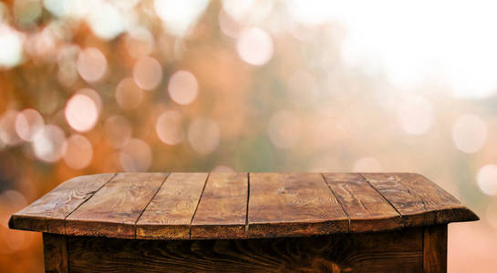 自然背景模糊的空木桌