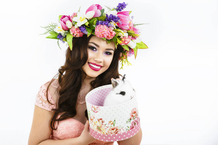 美丽的年轻妇女拿着一个礼品盒与一只白兔