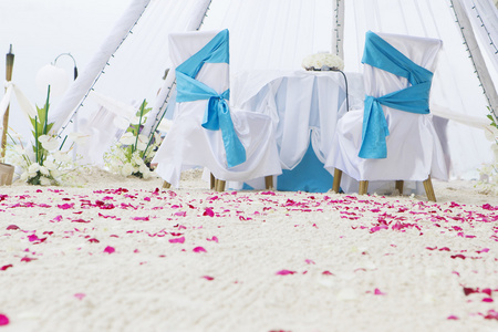婚礼拱门，装饰表和在海滩上设置了
