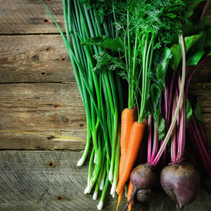 新鲜蔬菜胡萝卜, beetroots, 绿洋葱的木质背景。收获。饮食观念, 生