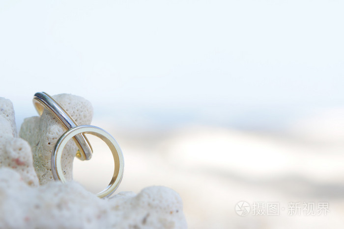 珊瑚在热带沙滩上的结婚戒指照片 正版商用图片07w2s5 摄图新视界