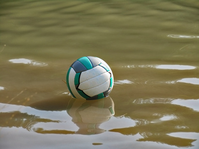 浮在水面玩球