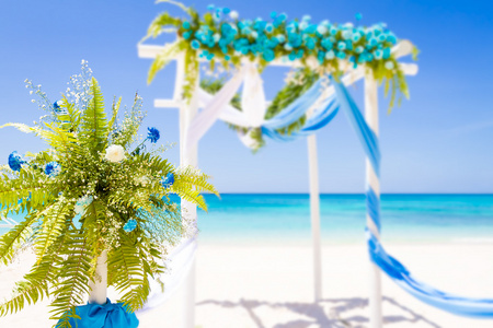 婚礼拱门装饰着花朵上热带沙滩，outd