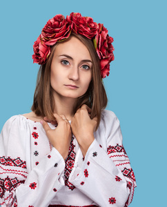 在乌克兰国家套装的年轻女孩