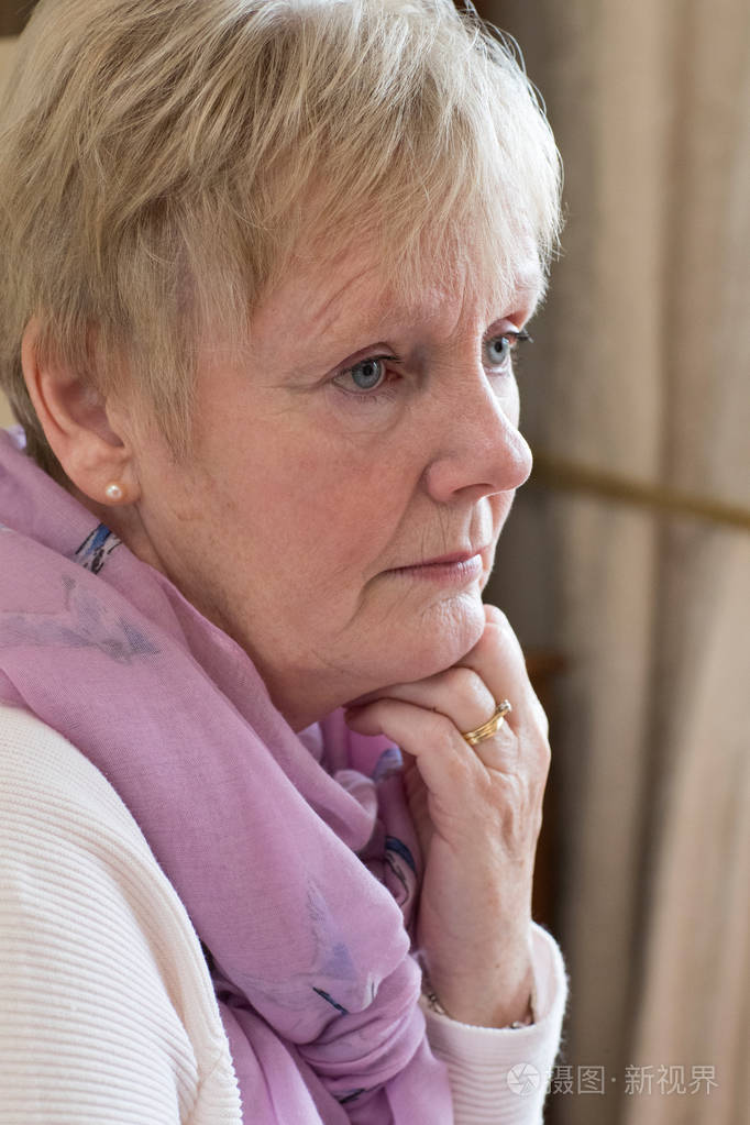 家庭抑郁的老年妇女的侧面看法