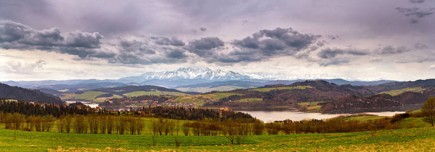 春雪 Tatra 山全景。湖和村庄 behin