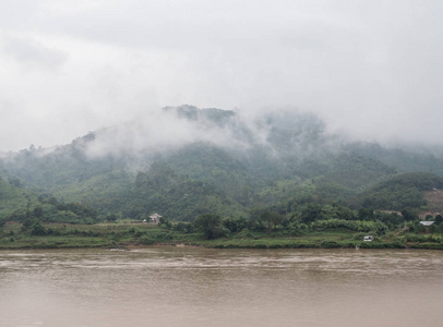 大宁静的河在高山的谷