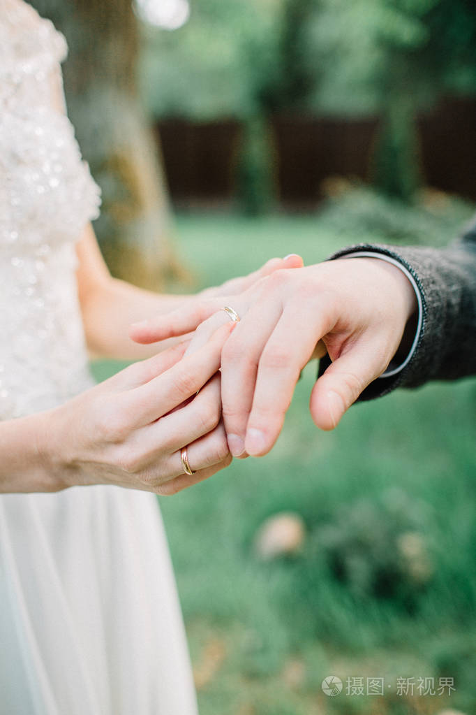 结婚戒指交换.新郎和新娘