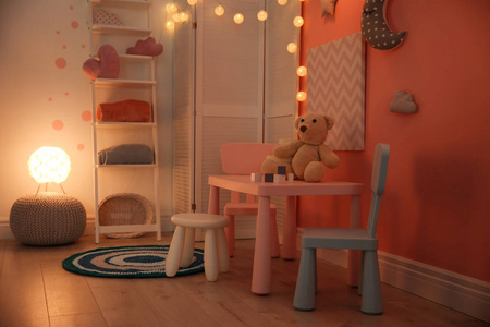 现代儿童房室内配有玩具和装饰品
