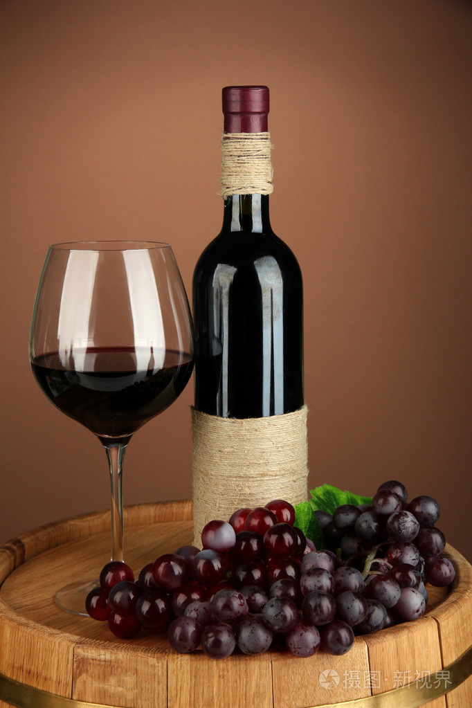 葡萄酒瓶 杯红葡萄酒 葡萄的木桶，颜色背景上技术的组成