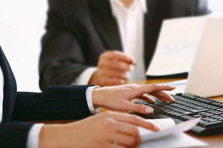 在办公室里一起工作的同事照片