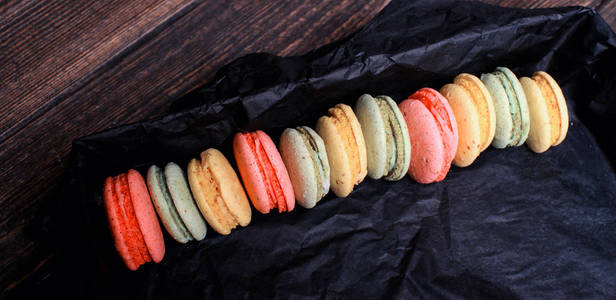 甜和色彩缤纷的法国杏仁饼或玛卡龙