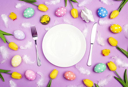 复活节餐桌设置与餐具, 五颜六色的鸡蛋和郁金香在 v