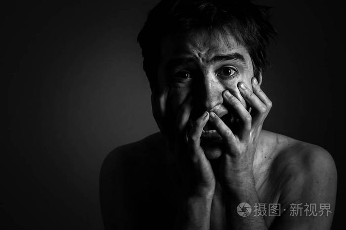 关闭孤立绝望的恐惧的人的肖像.单色图片