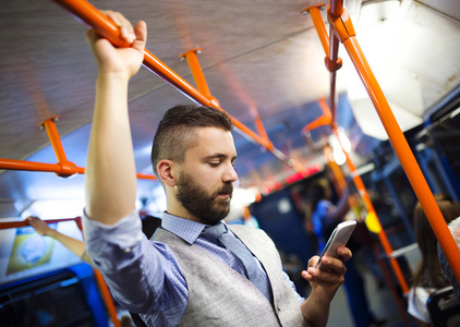 现代人在电车中使用手机