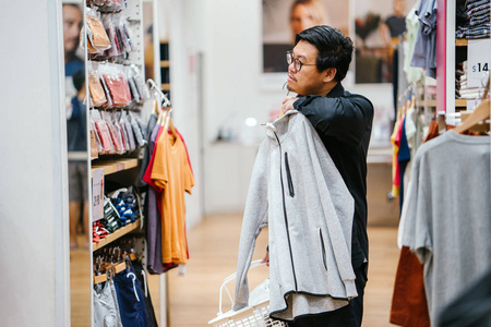 一位中国中年男子正在一家快餐店买衣服。