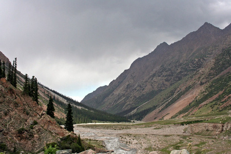 吉尔吉斯斯坦是 ak shyrak 地区，天山山脉，