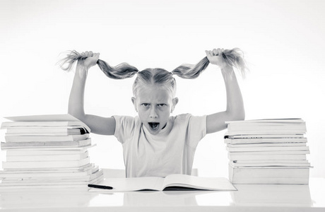 有太多的作业使她发疯.白人背景下的儿童教育观照片