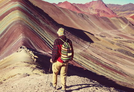 徒步旅行 Vinicunca 库斯科地区 秘鲁的场景。蒙大拿州德谢泰格著作，彩虹山