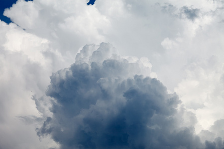 戏剧性天空与暴风雨云