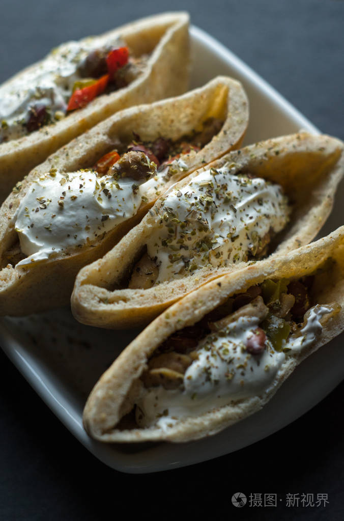 玉米饼和鸡肉和蔬菜配酸奶油fajita侧面视图