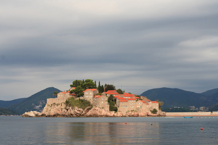 Sveti Stefan 岛在早上。黑山