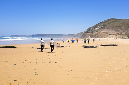 在葡萄牙的海滩冲浪者