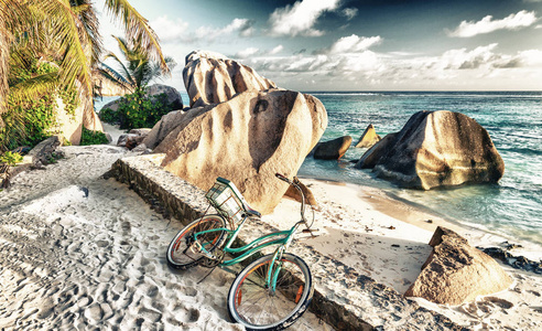 自行车停在一个美丽的热带海滩。假日概念