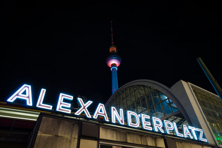 在夜间照明培训站柏林亚历山大广场和电视塔。每年的节日灯 2014 年