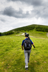 人到山里徒步旅行