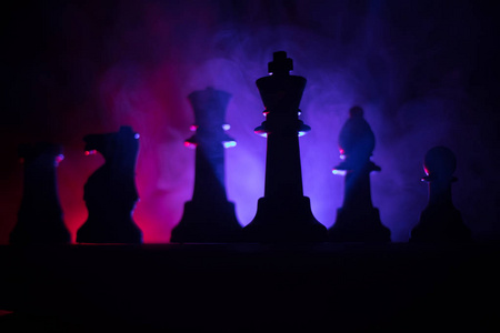 棋盘游戏概念的商业理念和竞争或战略理念的概念。在黑暗色调的雾背景下的象棋数字。选择性聚焦