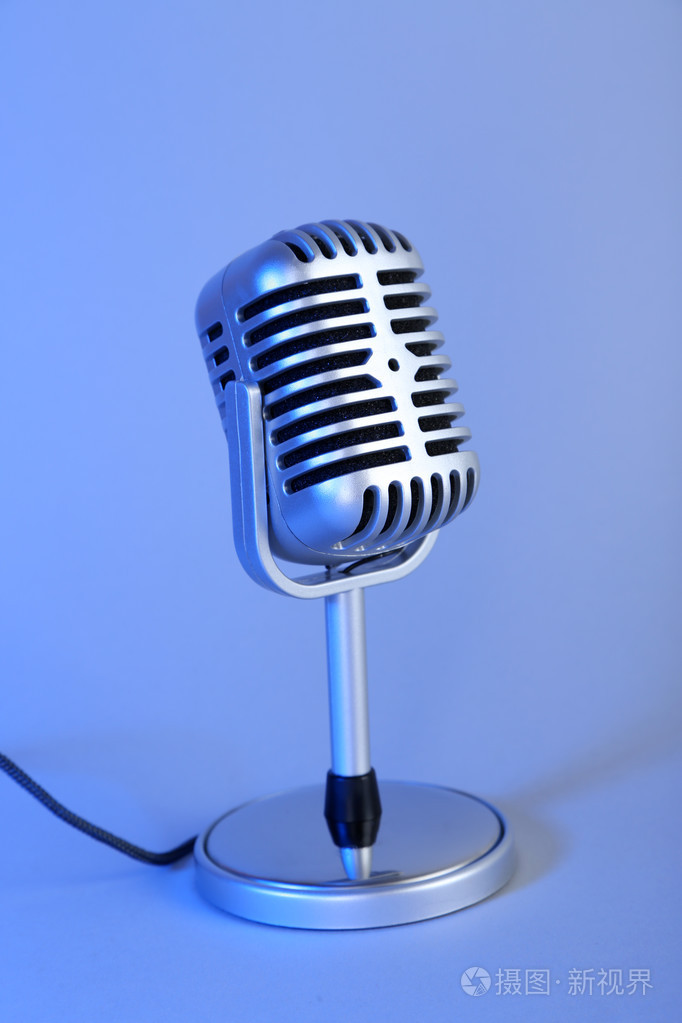 浅蓝色背景上的旧金属麦克风照片-正版商用图片07wks1-摄图新视界