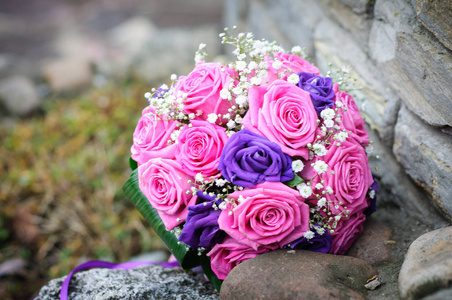 带粉红色和紫色玫瑰的结婚花束