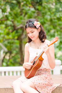 ykulele 吉他室外的亚洲女孩