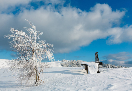 冬天山下雪的风景